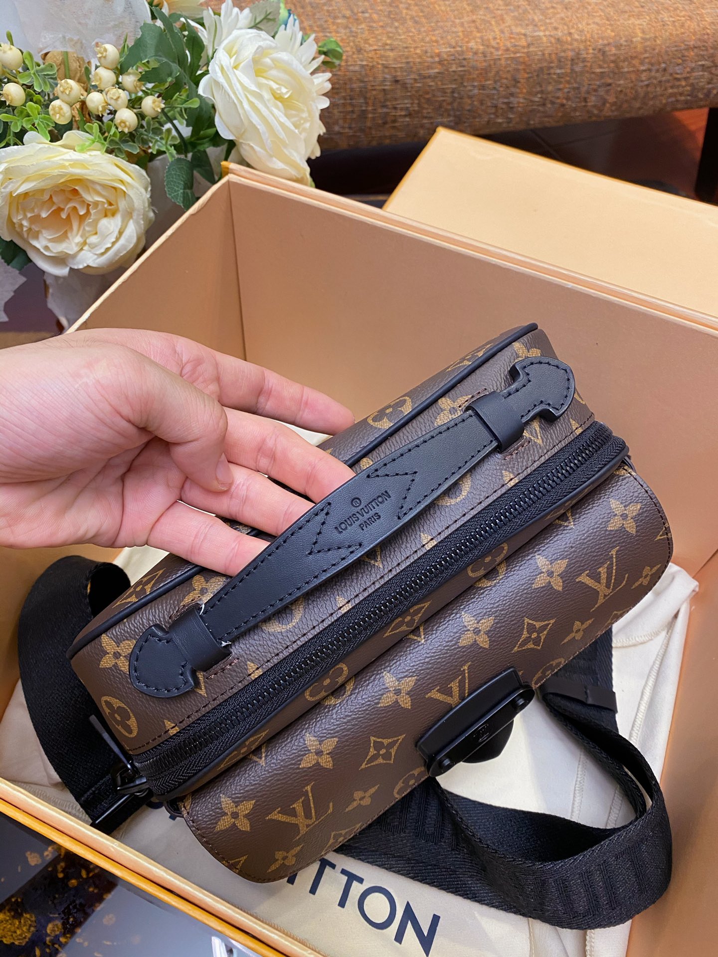 Louis Vuitton S LOCK MESSENGER Bag - Image 4