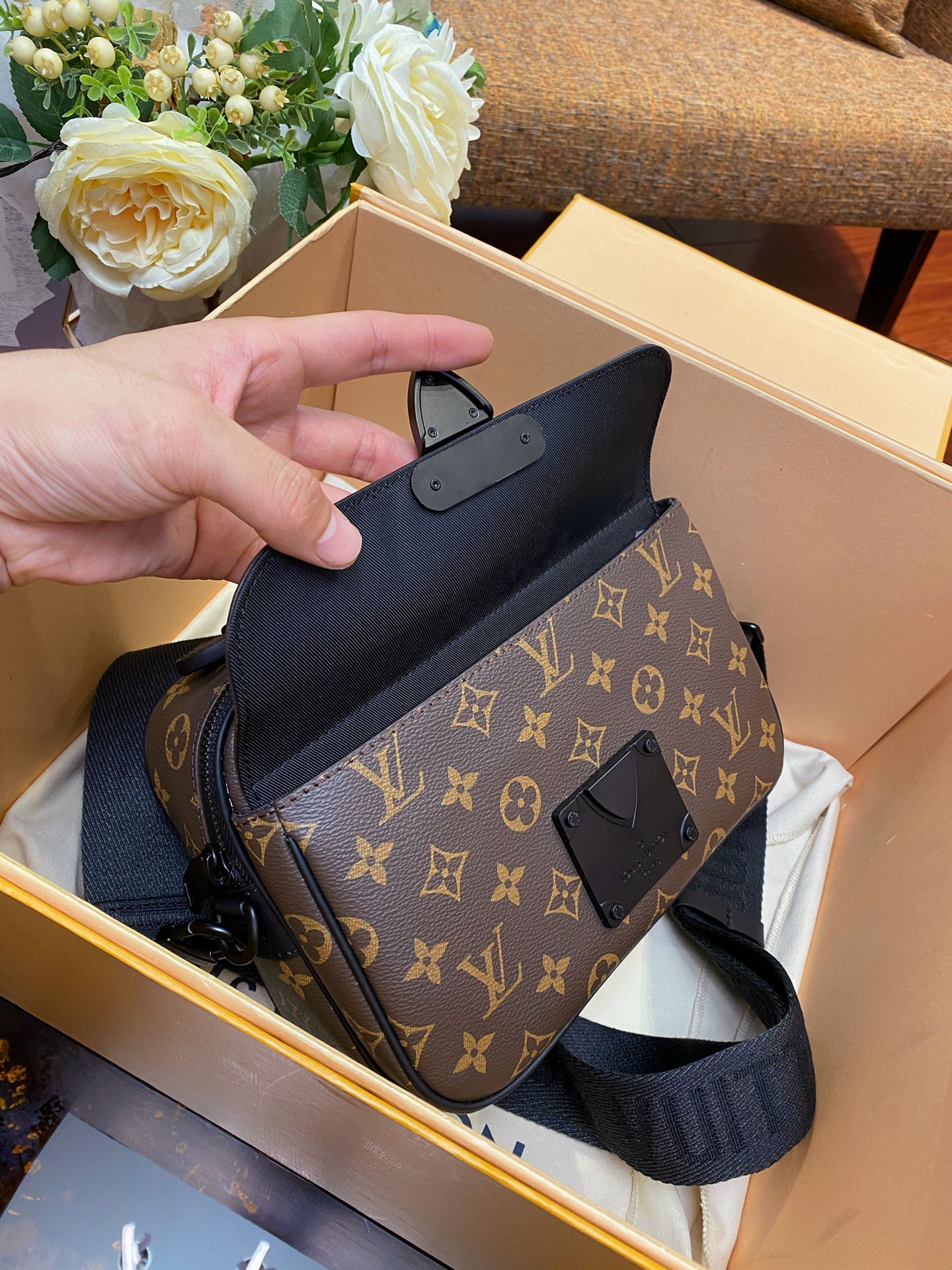 Louis Vuitton S LOCK MESSENGER Bag - Image 5