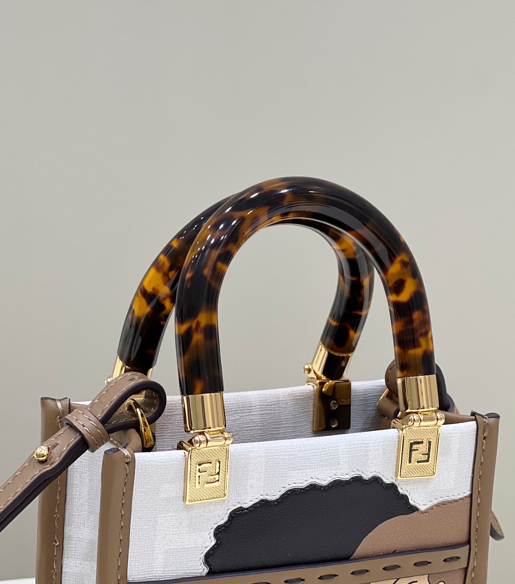Fendi Sunshine Shopper 1 Bag - Image 8